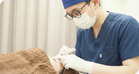 塩見院長の話しやすい人柄 - 患者様に寄り添うカウンセリングの様子